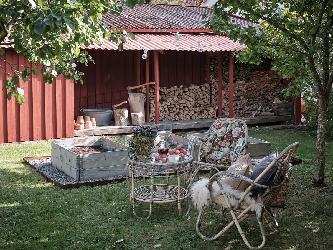 瑞典 19 世纪乡村风情木屋，白色内饰与田园风光完美融合-31