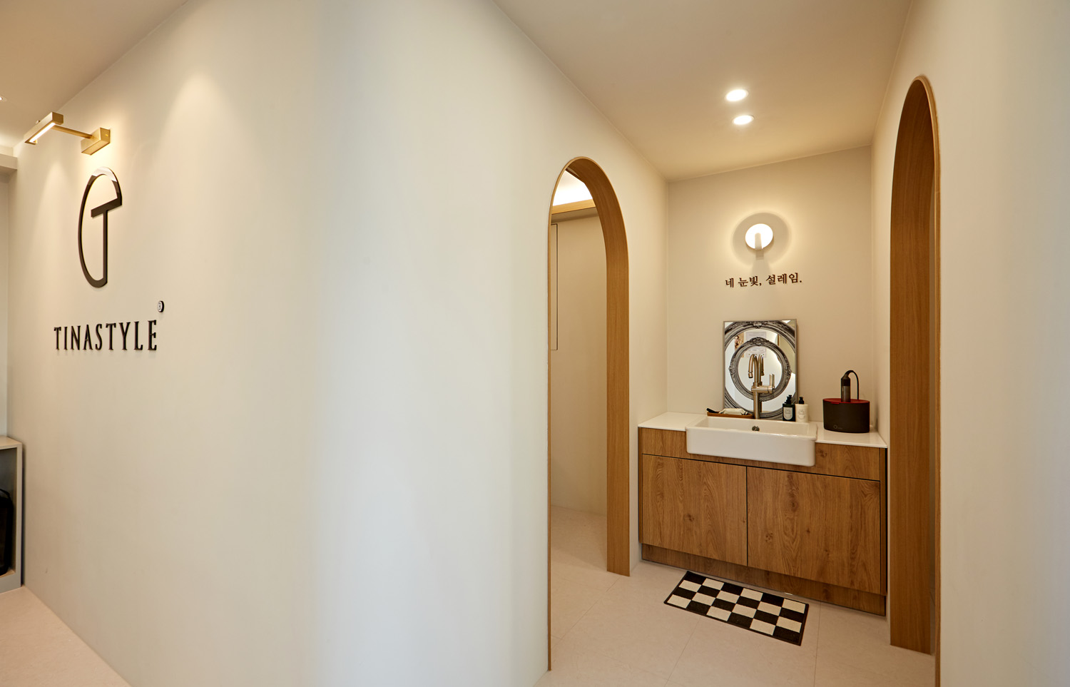 白色与木质的简约时尚，15 平米小空间的视觉扩大设计-9