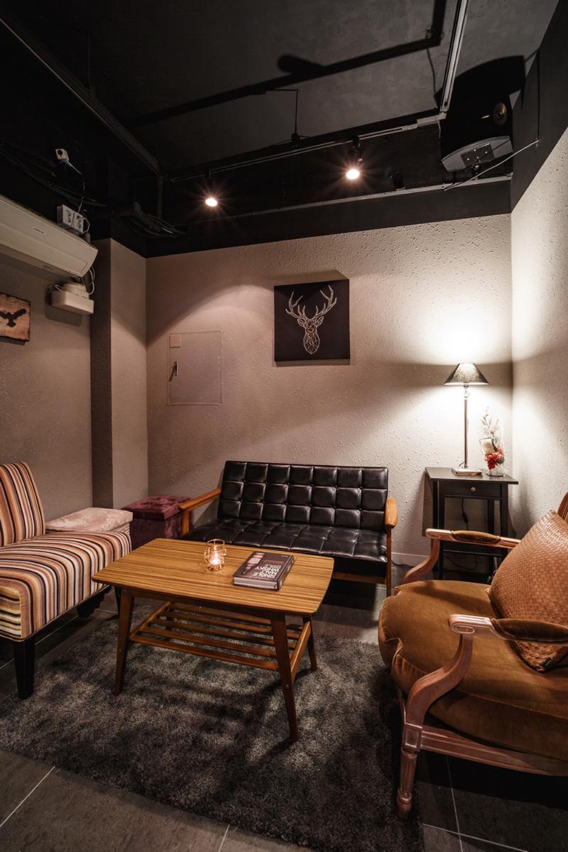 照明点缀的十平米温馨小酒吧设计-9