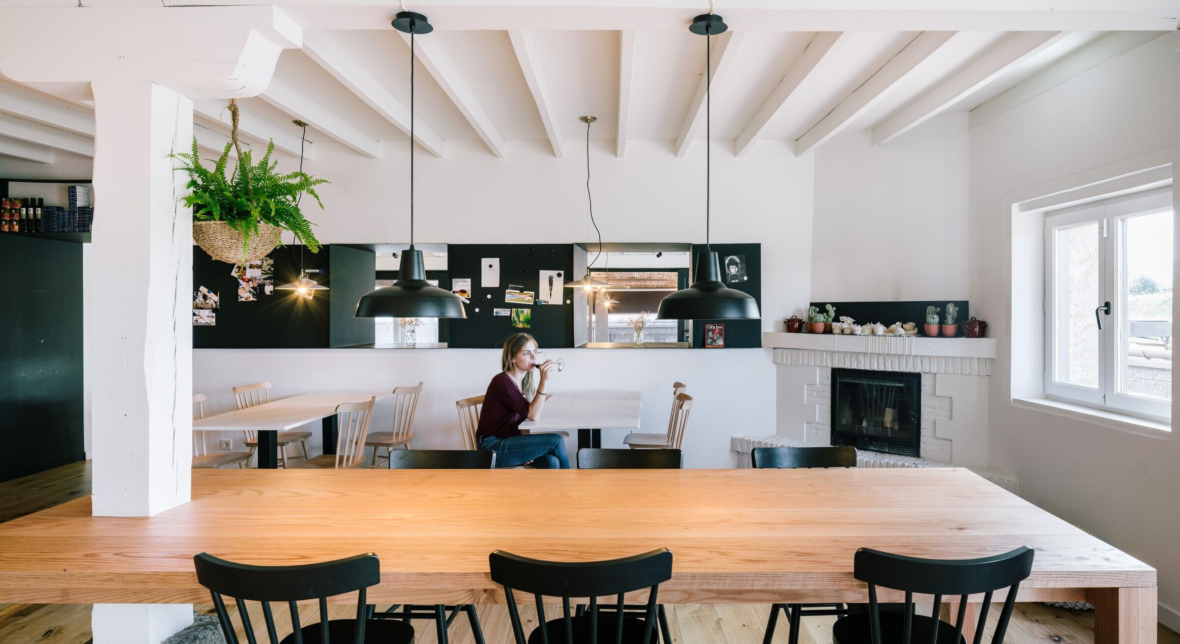 西班牙海岸小村中的现代美食餐厅-22