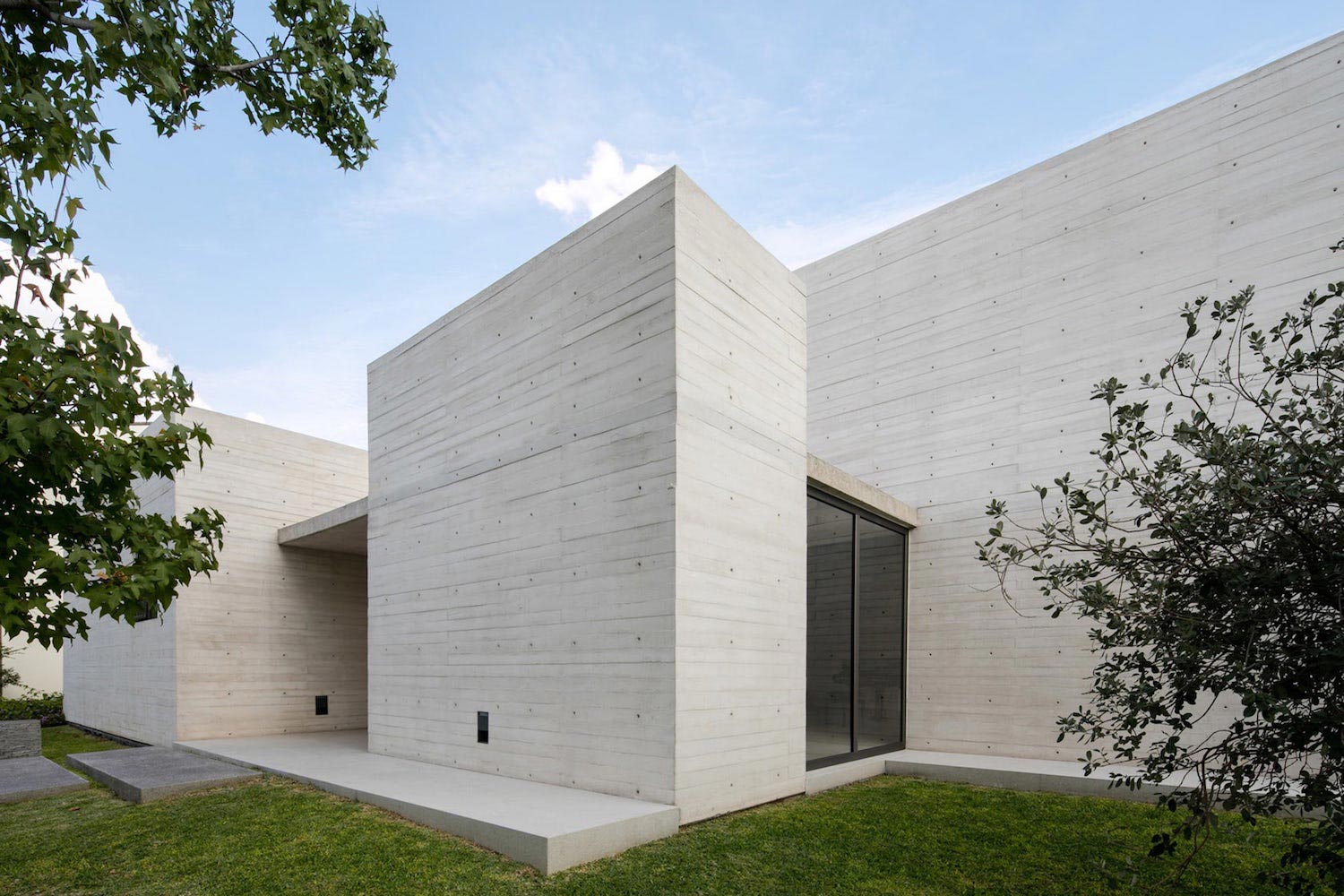 House  introverted to its neighbors exploits its privileged position   Page 2 of 2   CAANdesign  Architecture and home design blog-0