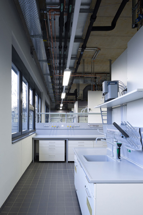 KSG adds textured walls to university chemistry lab in Aachen-16