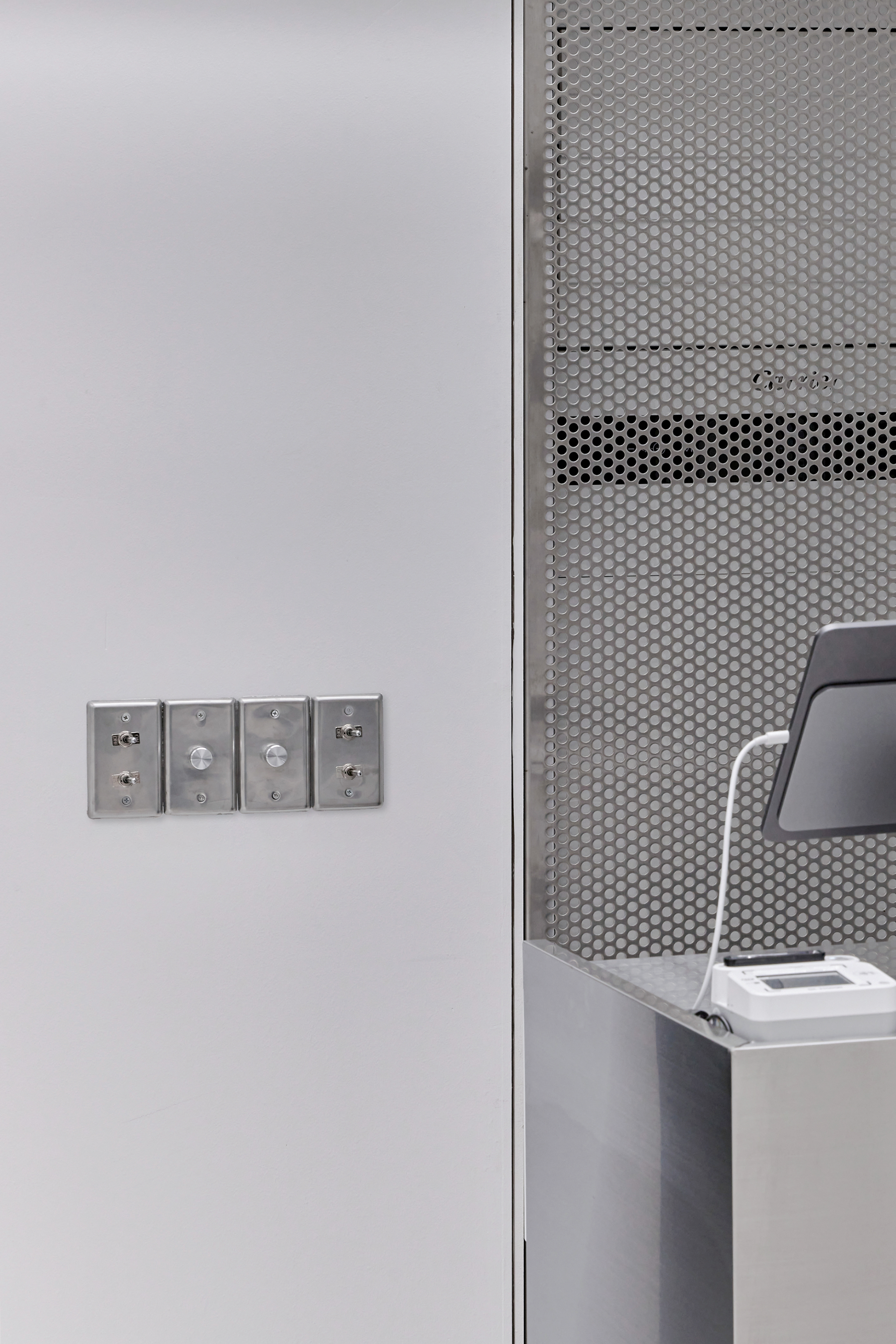 莱克 2

注：Lekker可能是一个特定的人名、品牌名等，2可能是编号等若有更具体的语境，翻译可能更精准 丨Docent Design-16