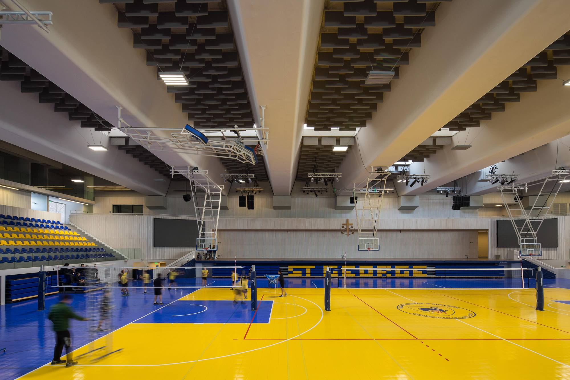 智利森林中的圣乔治学院体育馆-38