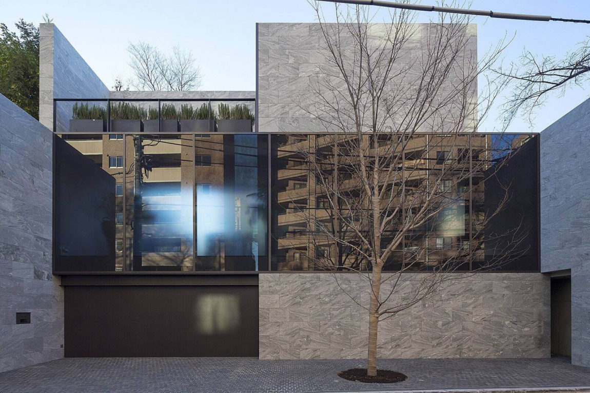 日本 Baqueratta 现代家居设计，开放式玻璃墙打造明亮空间-2