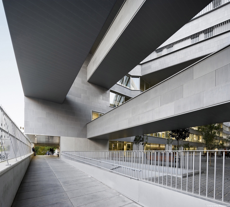 塞维利亚大学科学教育学院 · 创新的叠加建筑设计-17