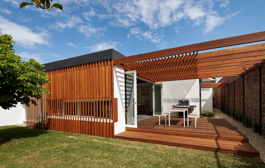 Modern Home Extension That Weaves Together Interior and Exterior Spaces-27