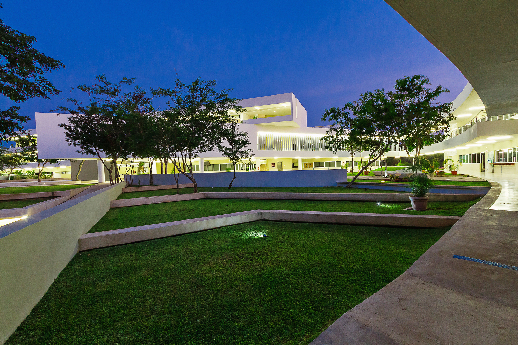 墨西哥尤卡坦自治大学教育建筑——绿色校园中的曲线魅力-7