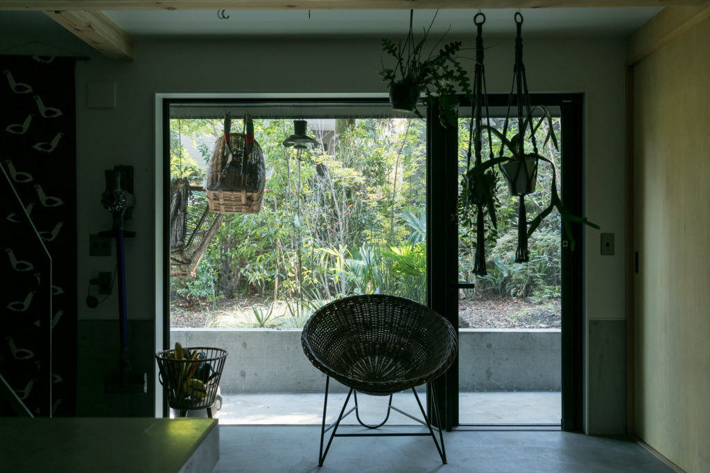 鎌倉の景観に溶け込む緑の中に静かに佇む和を再構築した黒い箱 | Architecture | 100%LiFE-2