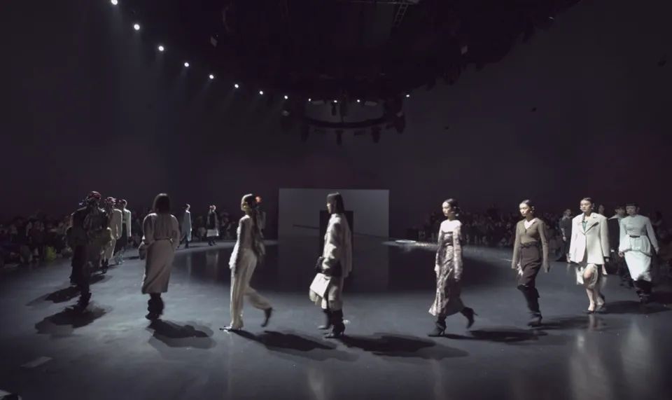 失衡针 · 建筑与时装的科技艺术碰撞丨中国上海丨好似飞行-0