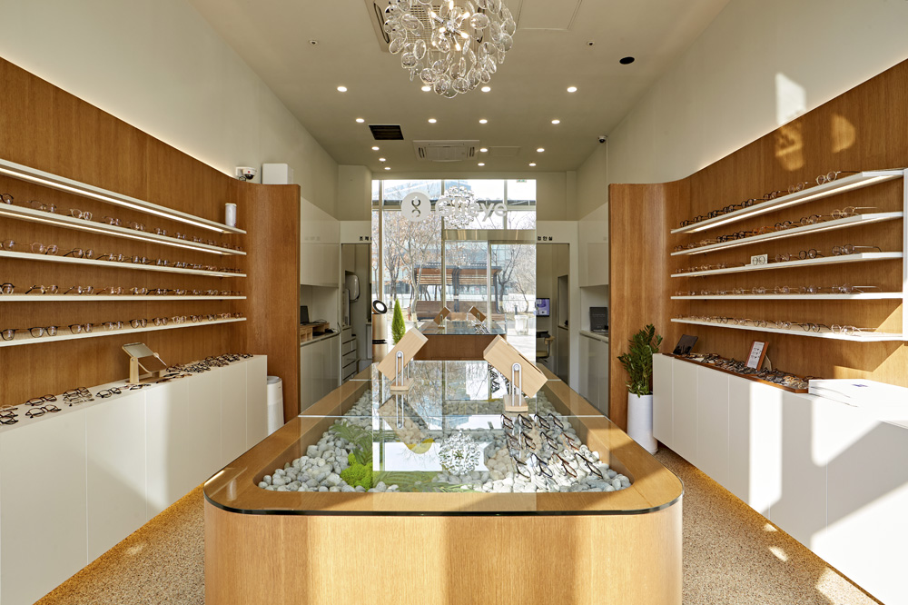 白色与木色，打造 11 平米极简眼镜店-3