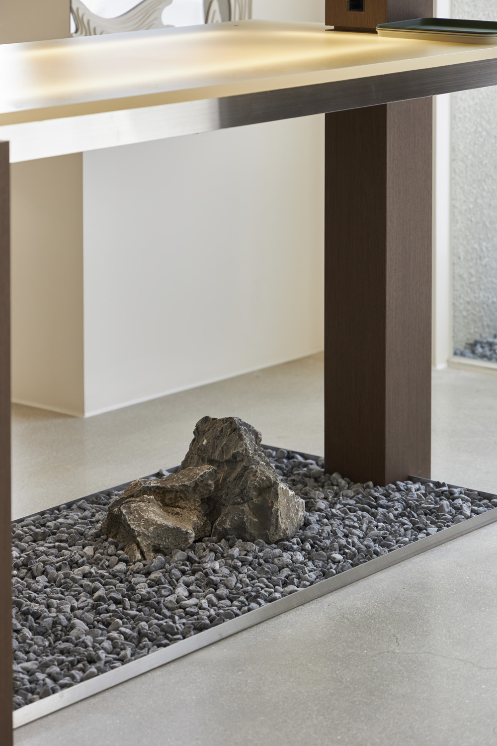 白色木纹打造宁静咖啡厅空间-21