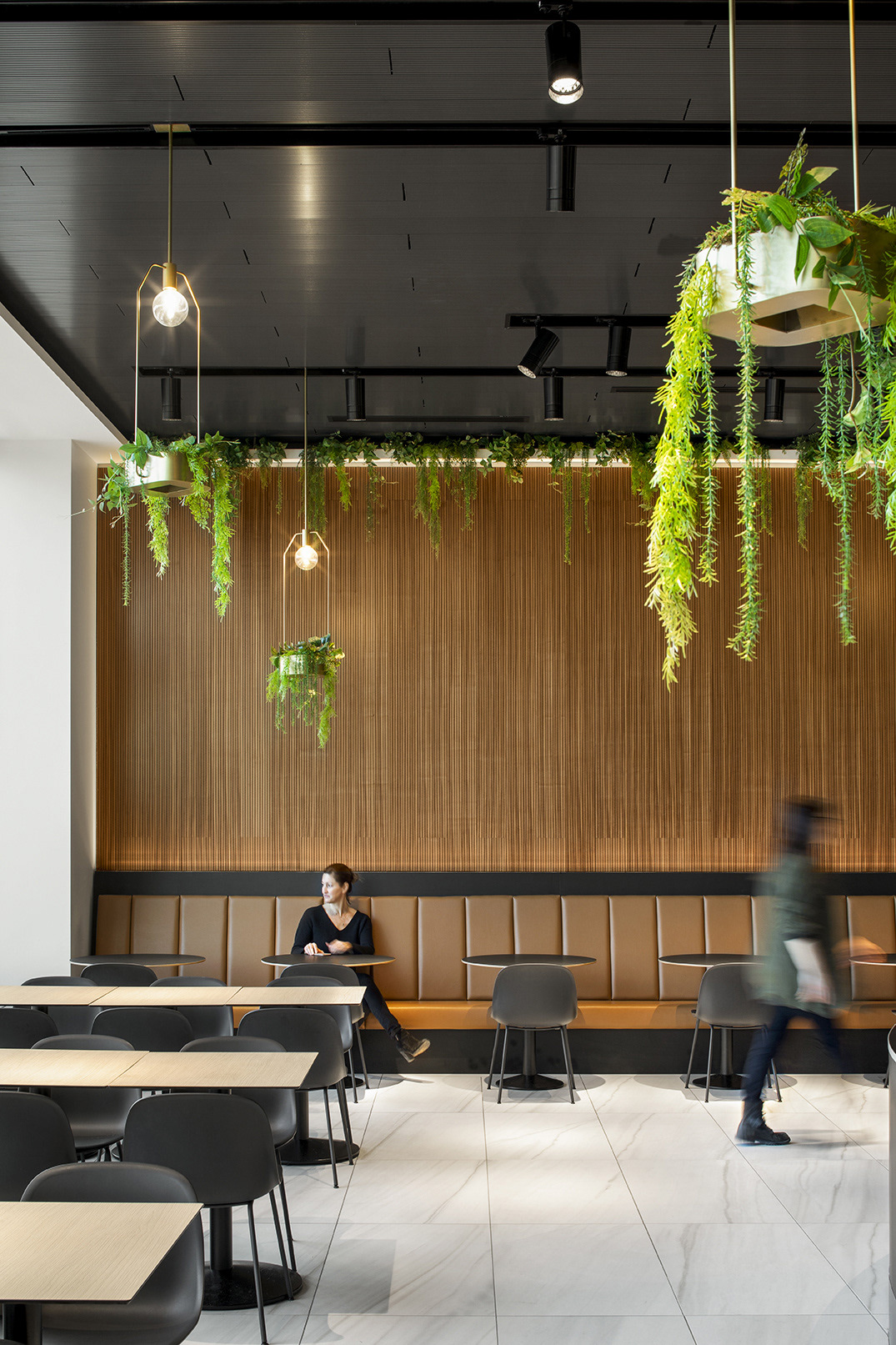 蒙特利尔“La Cuisine”美食广场,打造静谧奢华用餐空间-12