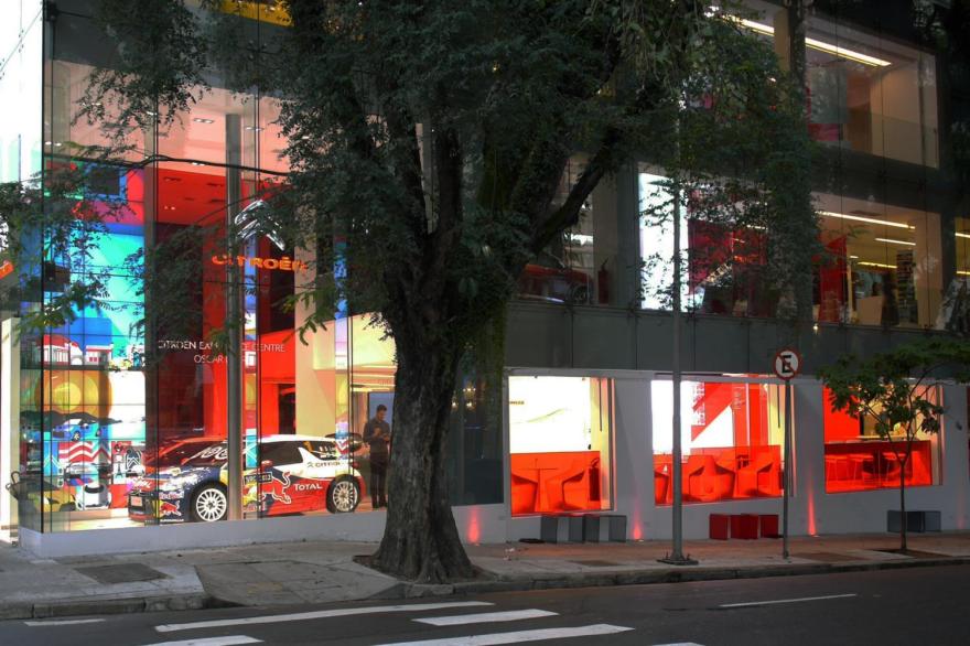 红镜楼梯连接三层空间,透明玻璃幕墙打造未来感 Citroën 商店-5