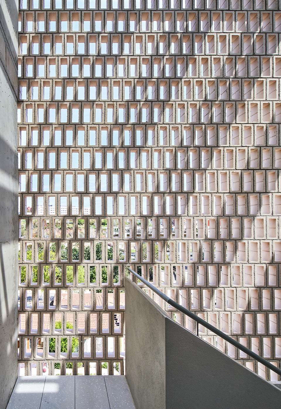 巴塞罗那社会住房设计，通透空间与裸露砖墙的完美结合-9