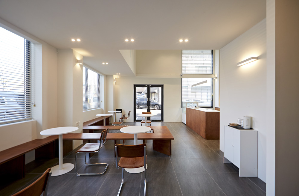 28 平极简双层咖啡馆，展现白色与木纹之美-9