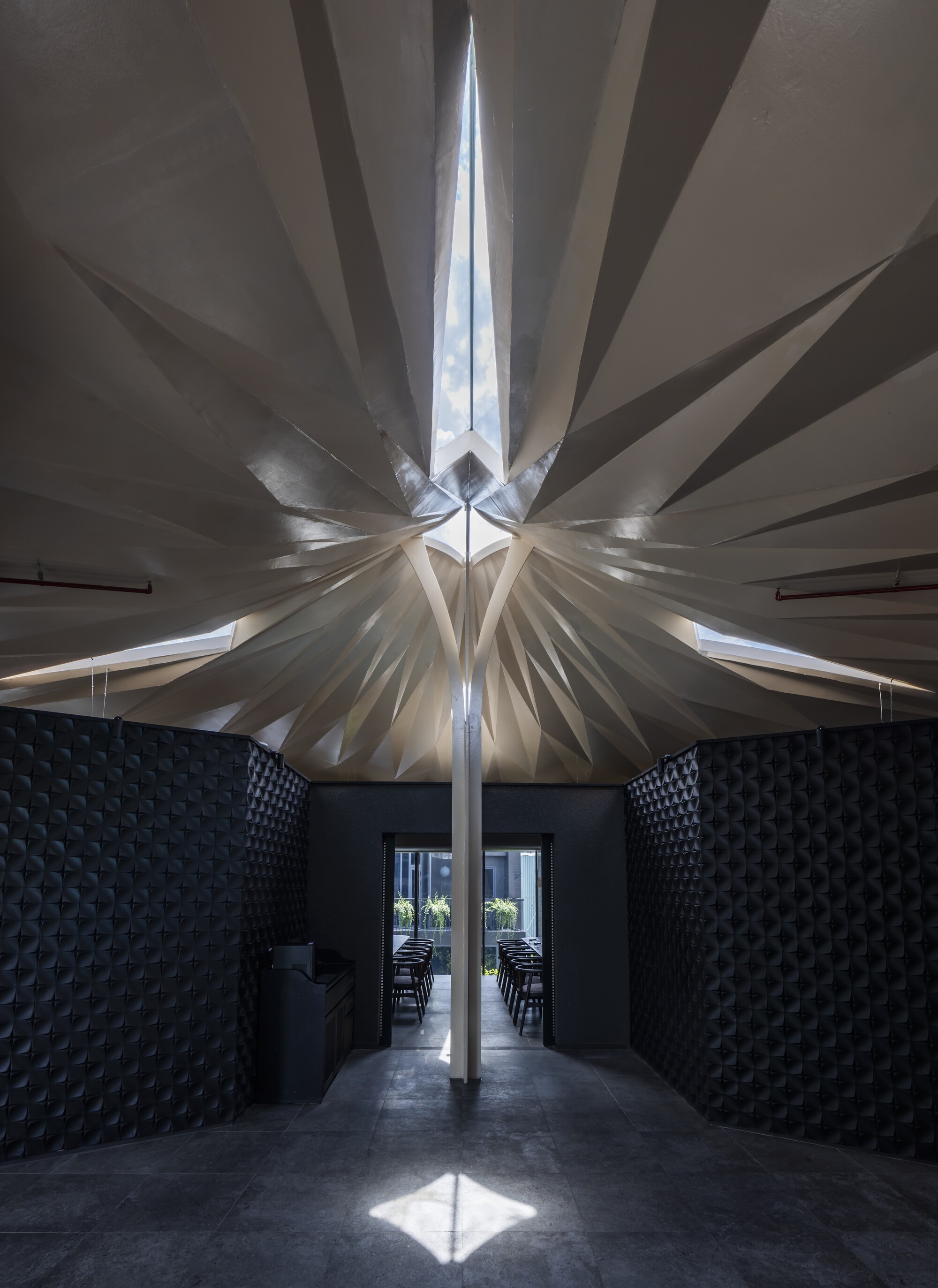 Urban Sparkle for Hokkaido Sachi Restaurant Thao Dien  / Takashi Niwa Architects-15