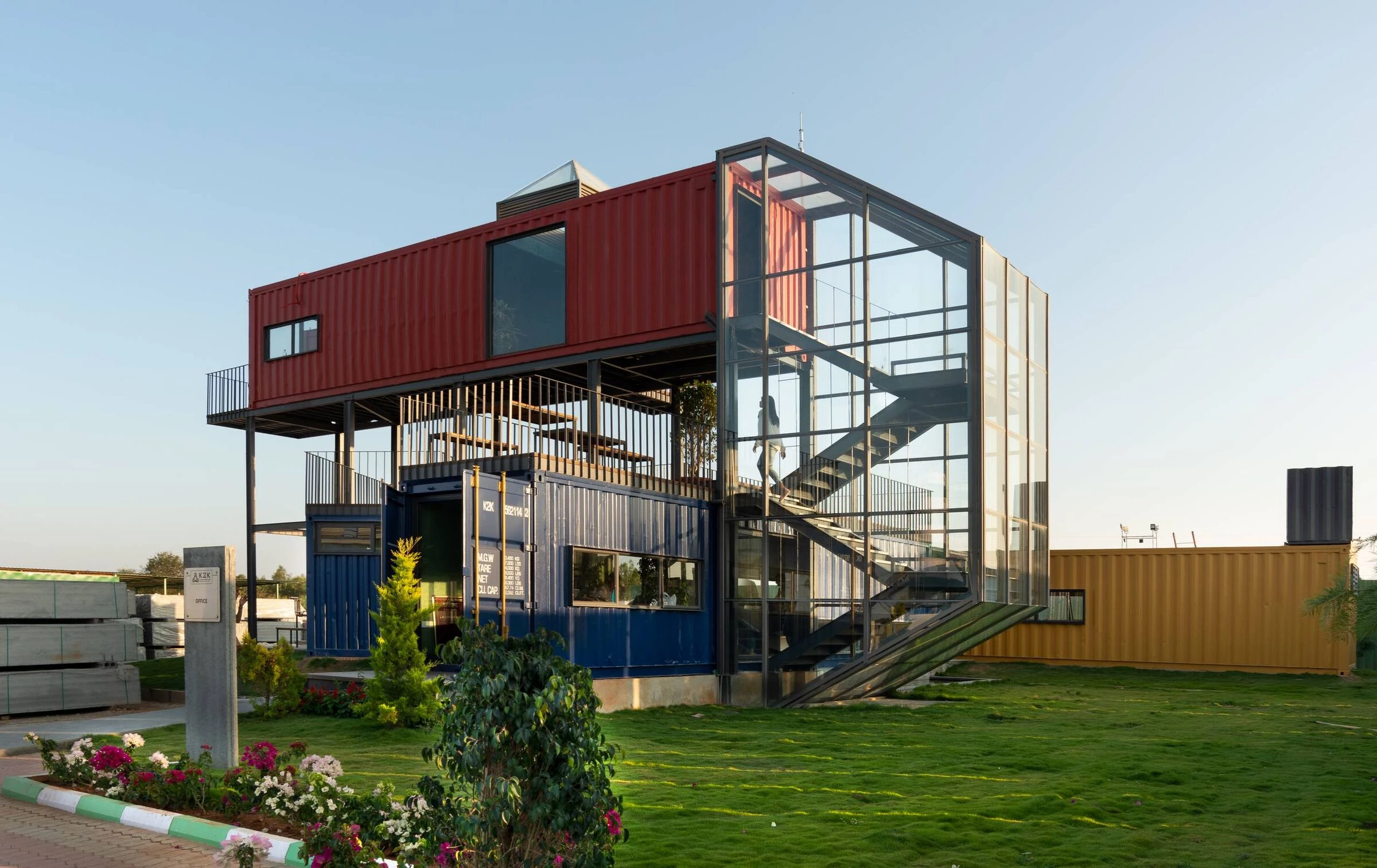 缤纷集装箱里的绿色办公空间-18