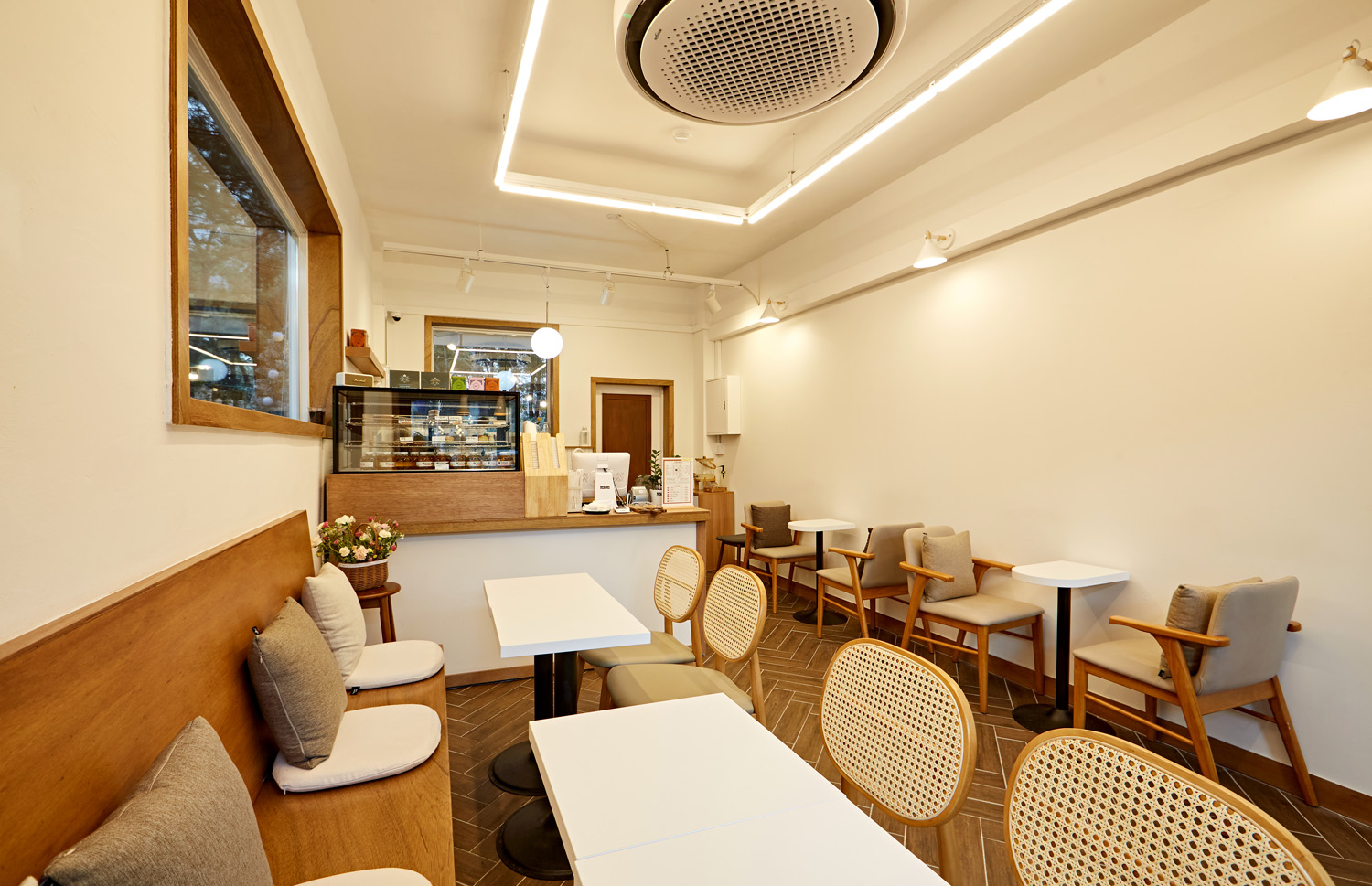 简约白色调 8 坪咖啡厅设计-6