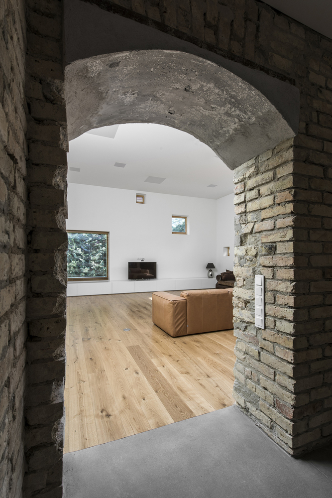 松树林中的现代住宅-28