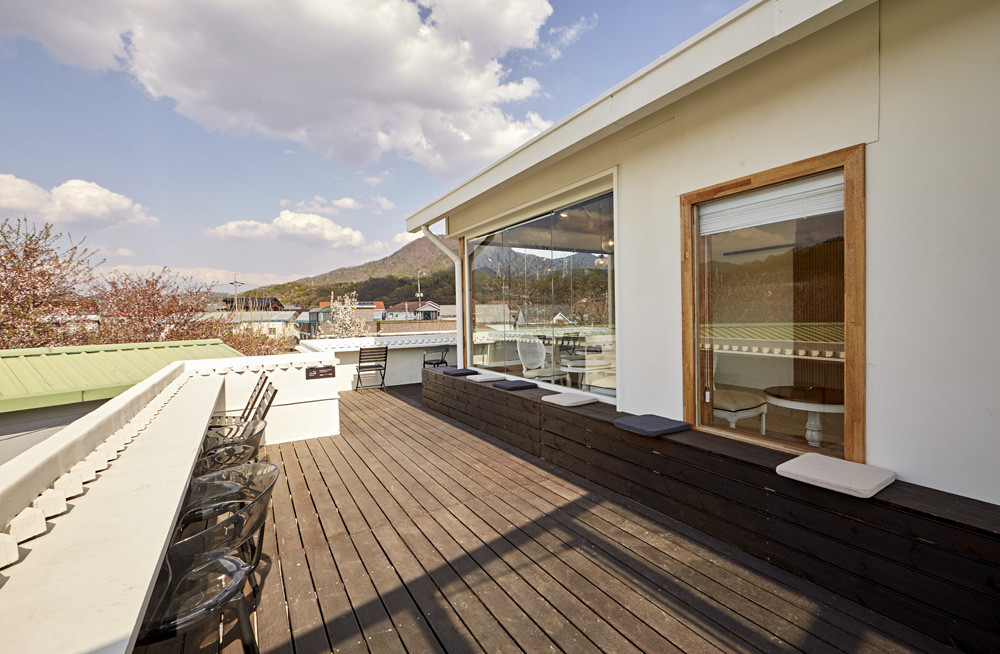 "白色与木纹的和谐交融 | 50 平米的现代咖啡厅设计"-3