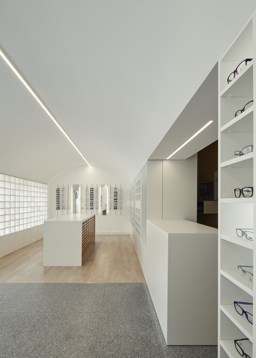 葡萄牙 Lena Optics 眼镜店,动感布局展现空间韵律-20