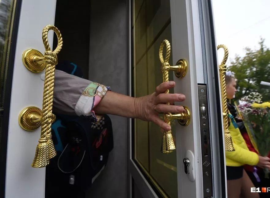 史上最壕小学！亿万土豪爆改母校，画风秒变皇宫！学生哭了，家长坐不住了......-25