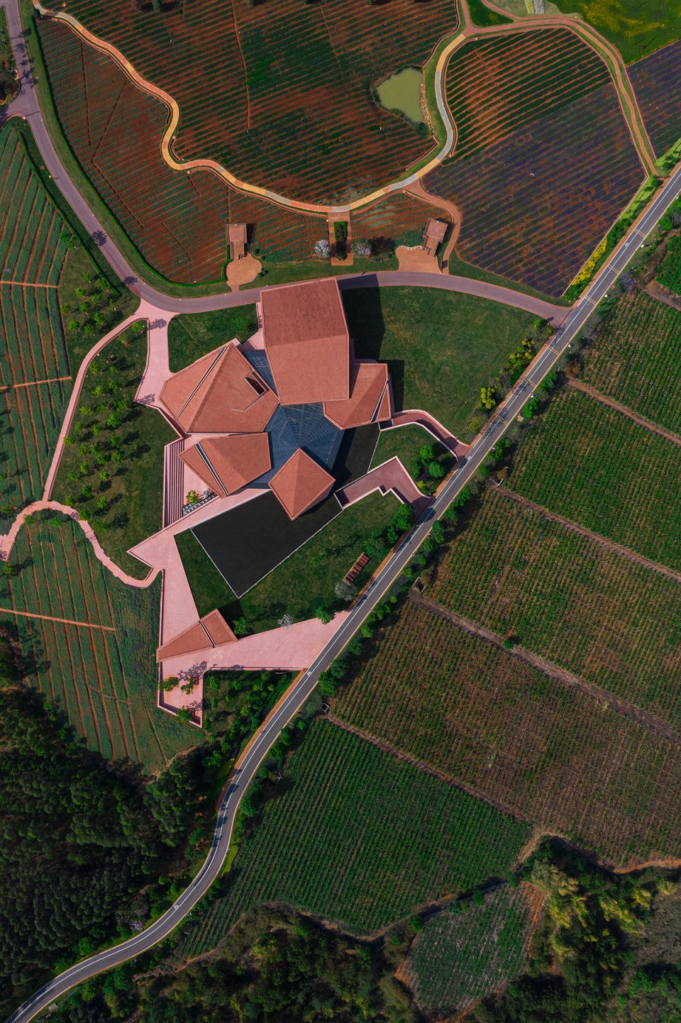 云南东风韵艺术中心 | 红土地上的现代石雕艺术-15