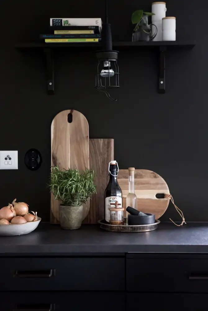 深色调木质大宅，演绎同色系搭配魅力-15