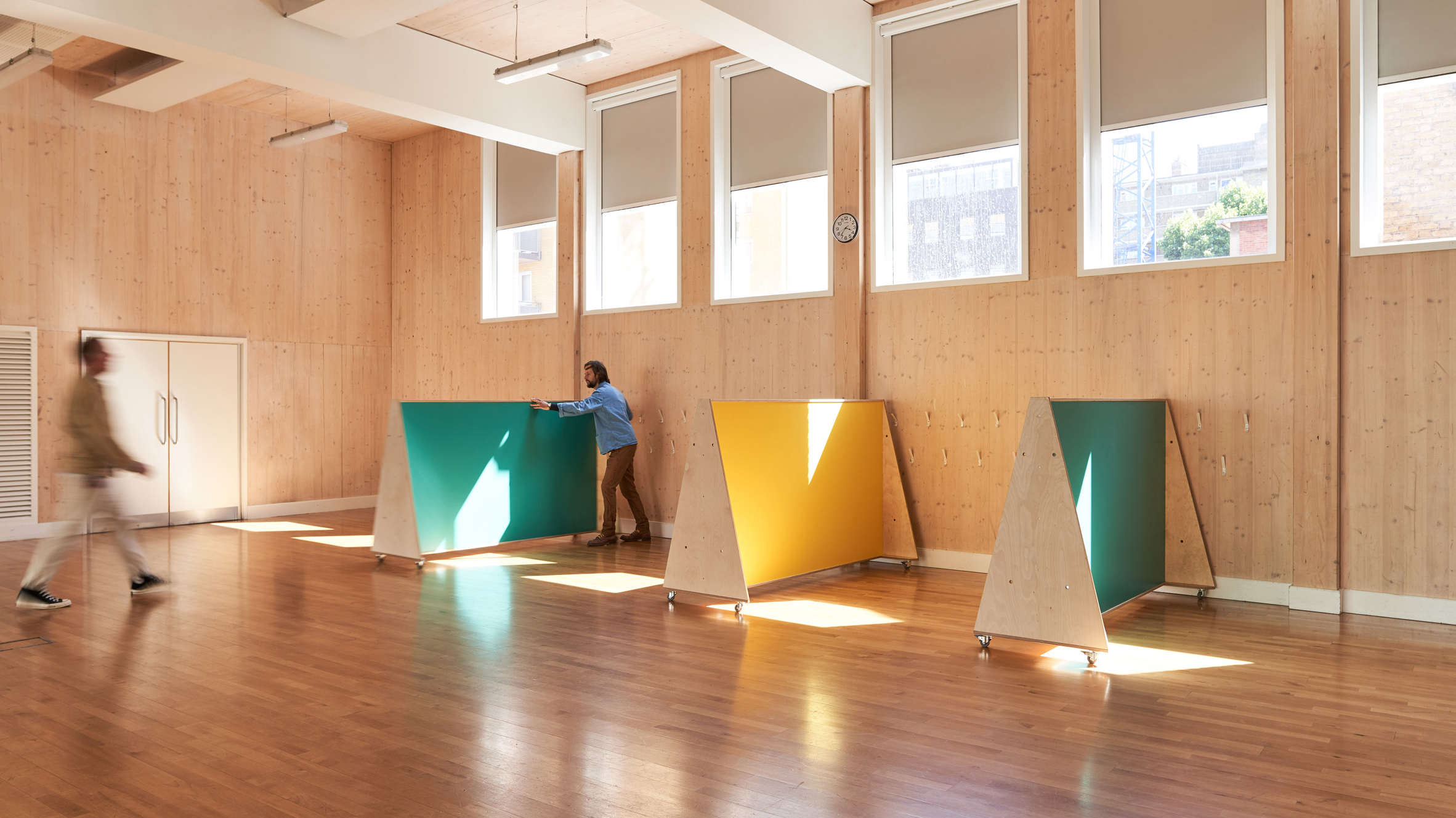 伦敦小学打造社交距离家具，彩色移动屏幕助力防疫-7