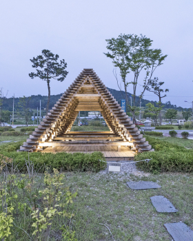 南原车站前的“山山”亭子