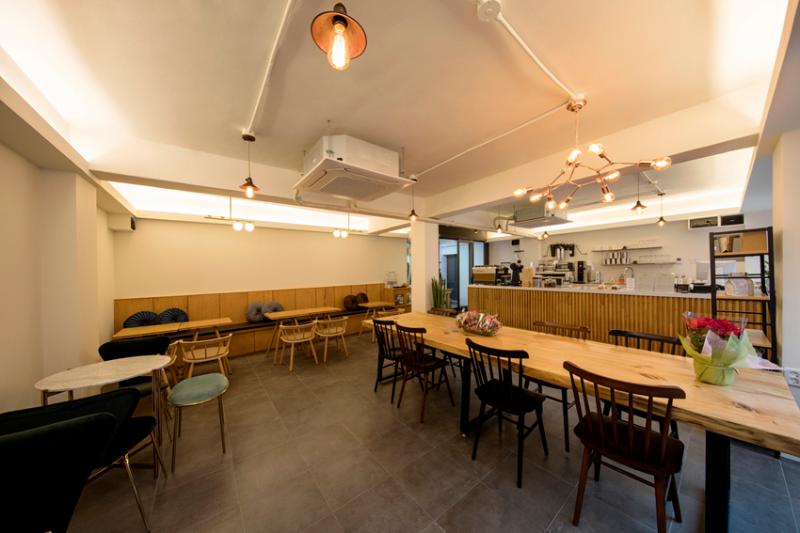 20 平极简咖啡厅，木质与白色的无压空间-11