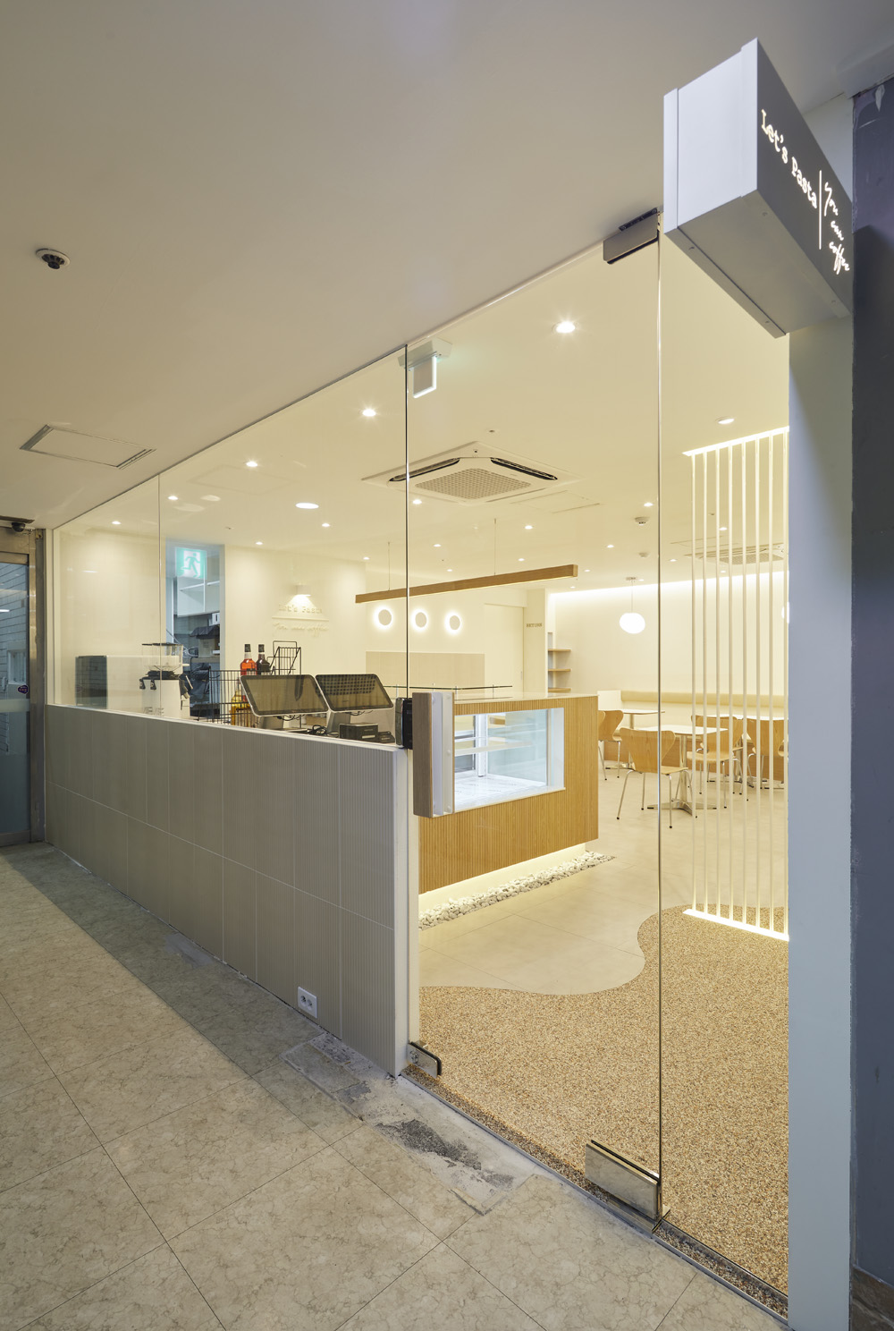 白色木纹打造 30 平极简餐厅-14