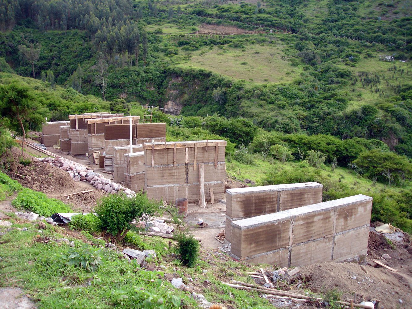 厄瓜多尔火山坡地上的生态土屋丨AL BORDE-33