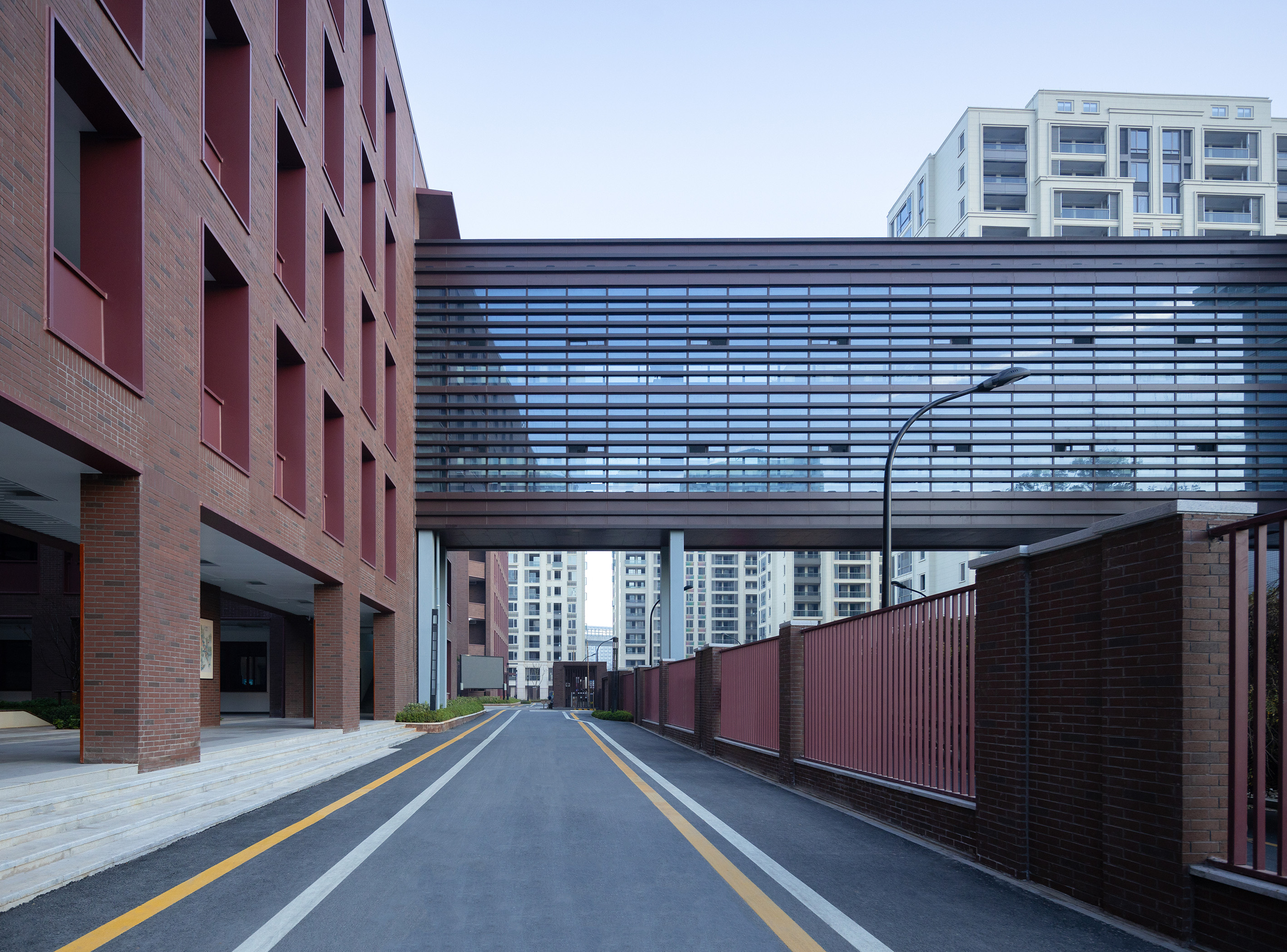 红砖与光影：义乌绣湖小学扩建工程 / 九米设计-11