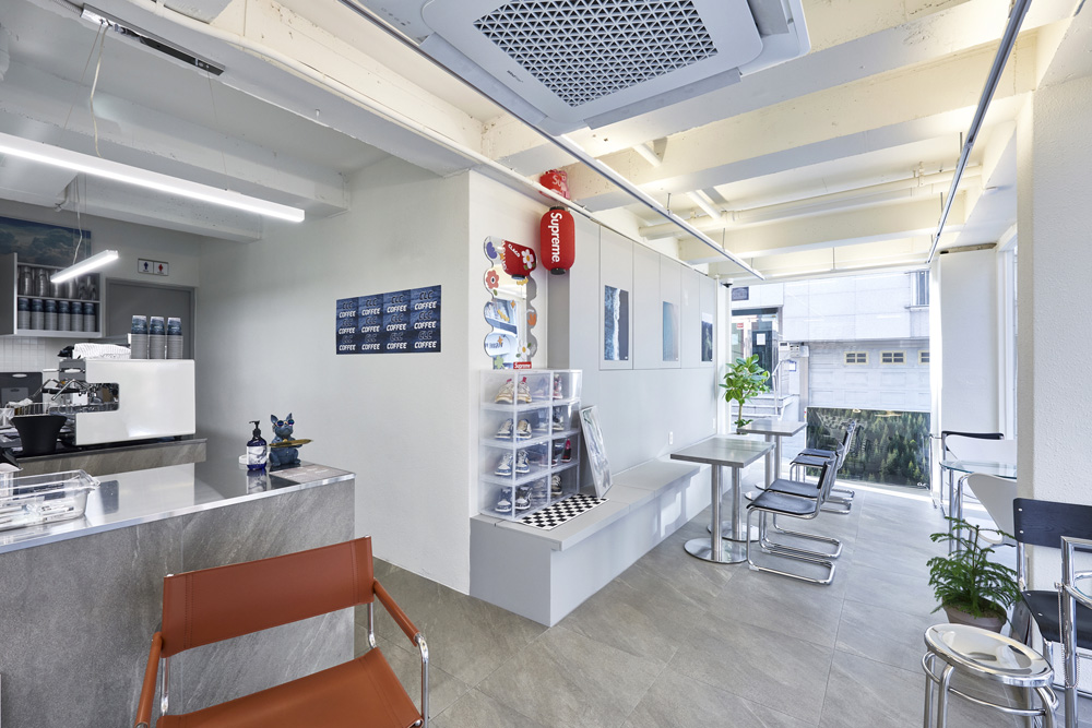 13 平卡佩特里尔的极简咖啡厅设计-5