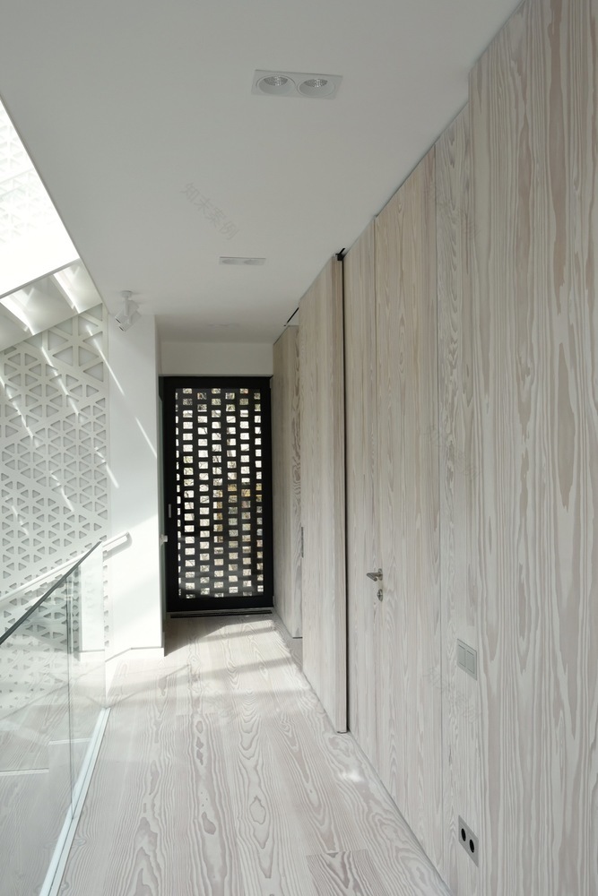 罗马尼亚四口之家垂直住宅,自然材料与光影共舞-64