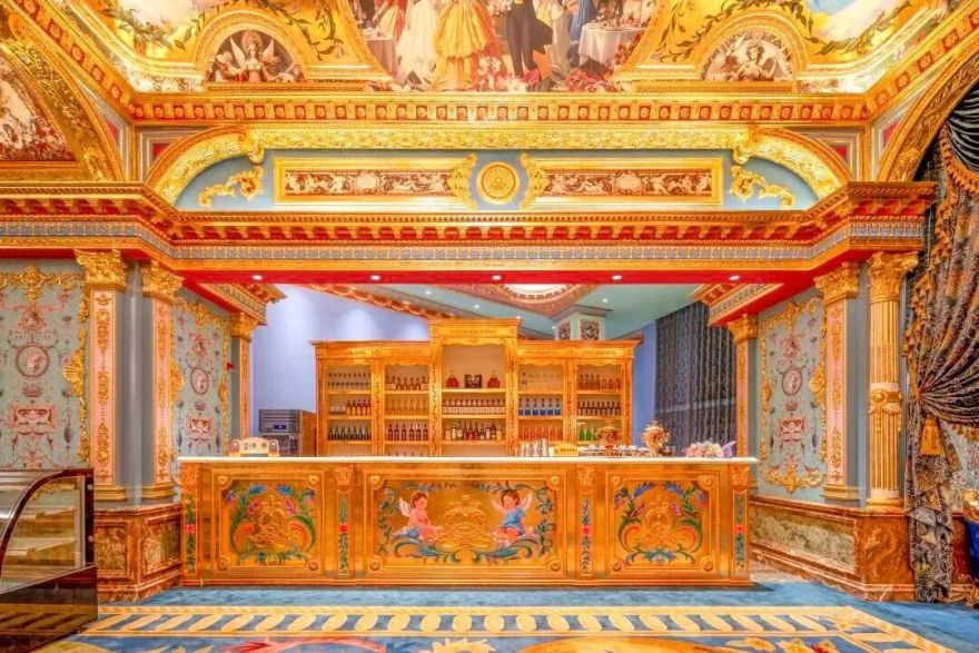 93米!全球最大套娃建筑!草原上的魔幻城堡,10万游客打卡背后的争议与狂欢-9