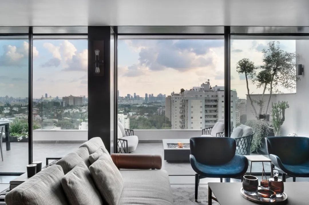 特拉维夫顶层住宅,黑白色调的时尚空间-10