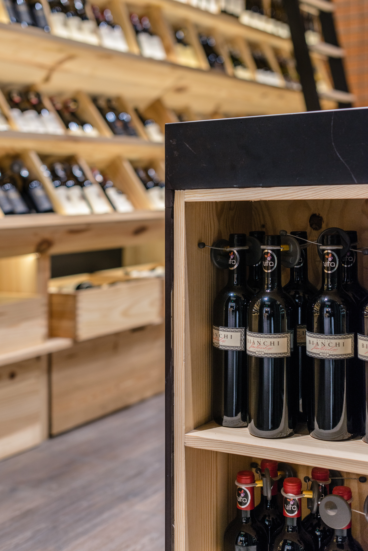 "La Mancha" 酒庄 | 木质温暖，打造随意品酒空间-17