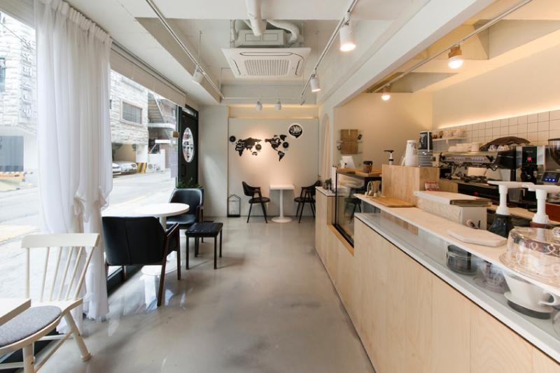 简约 10 坪咖啡厅，白色&木质空间设计-3