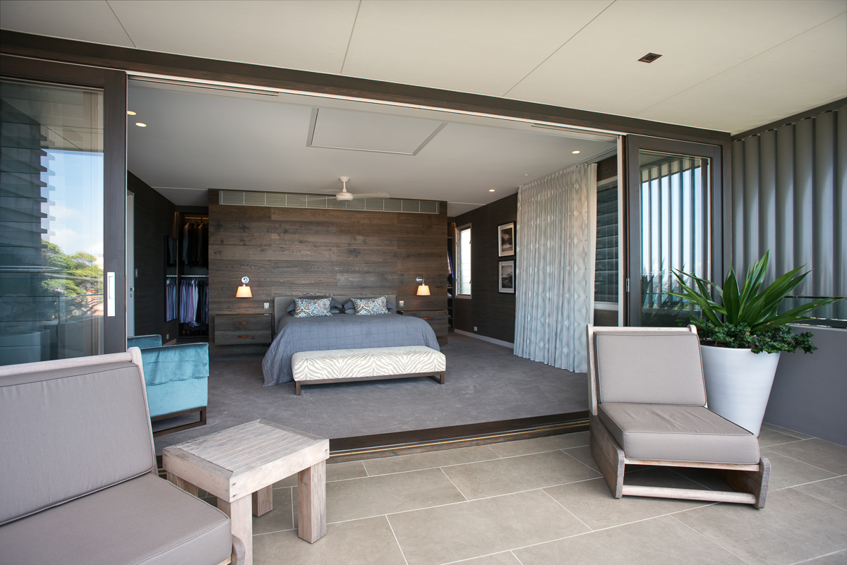 悉尼港边山巅上的现代家园-23