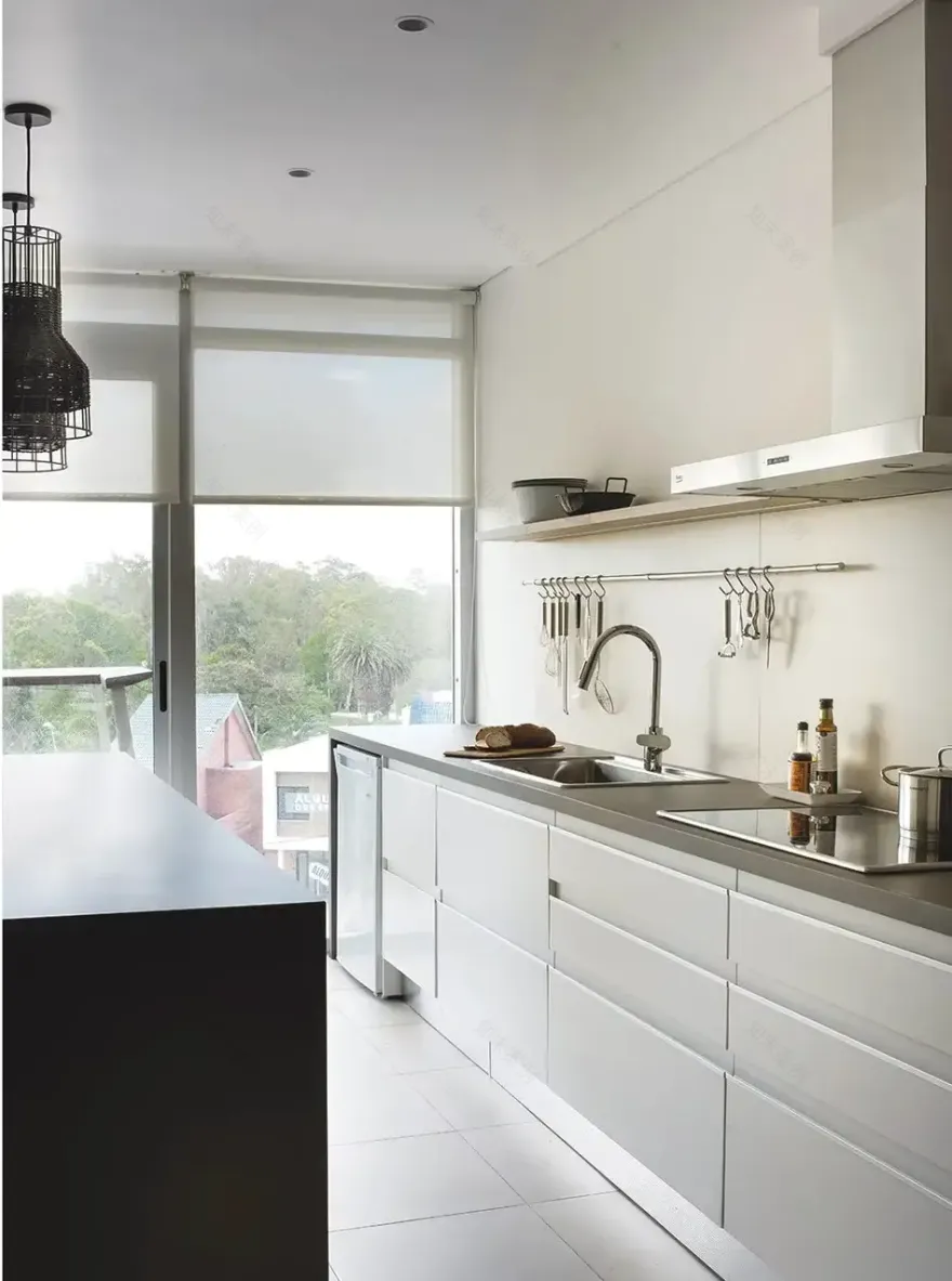 乌拉圭度假公寓 | 简约灰白空间,尽享水景之美-8