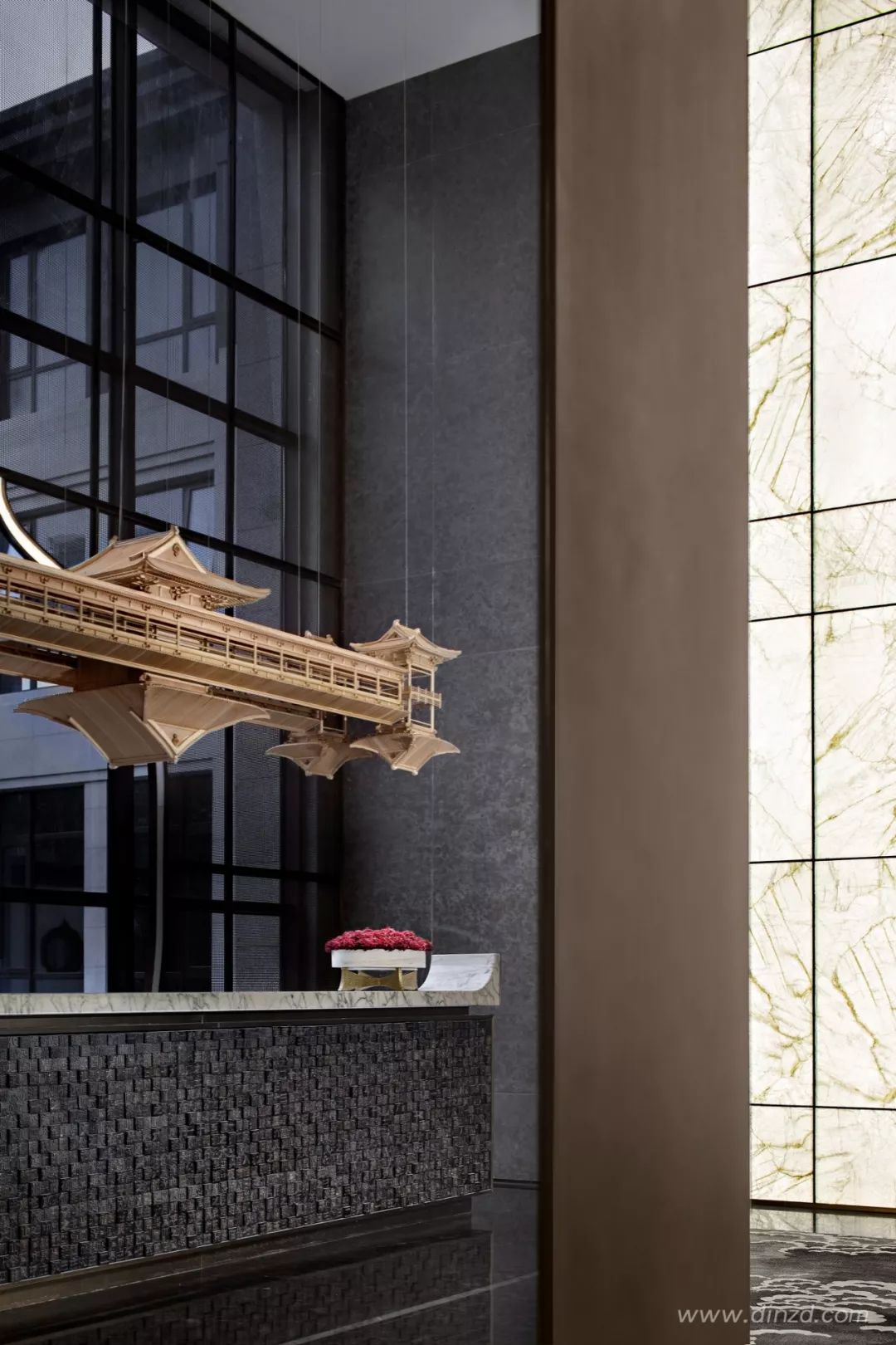 天津津门大院售楼处 | 古韵墨色与现代材质的完美融合-5