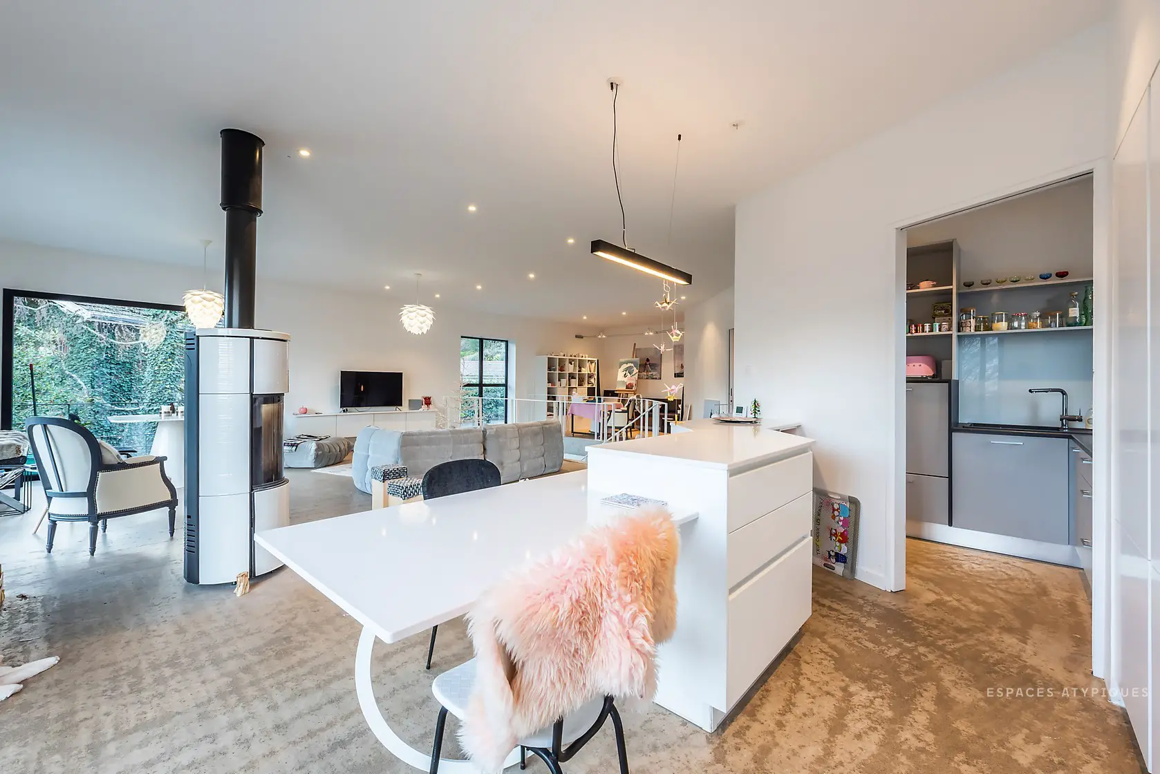 混凝土之魅 · 湖景建筑的极简设计-4