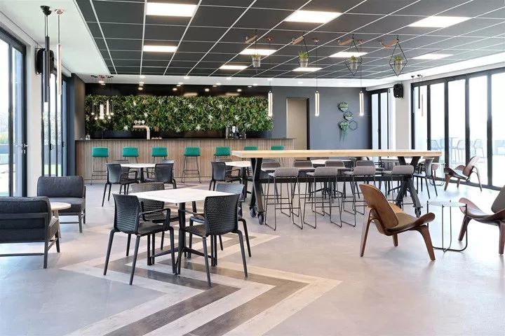 南非约翰内斯堡 Dynamic Technologies 办公室设计 | 活力四溢的多彩空间-23