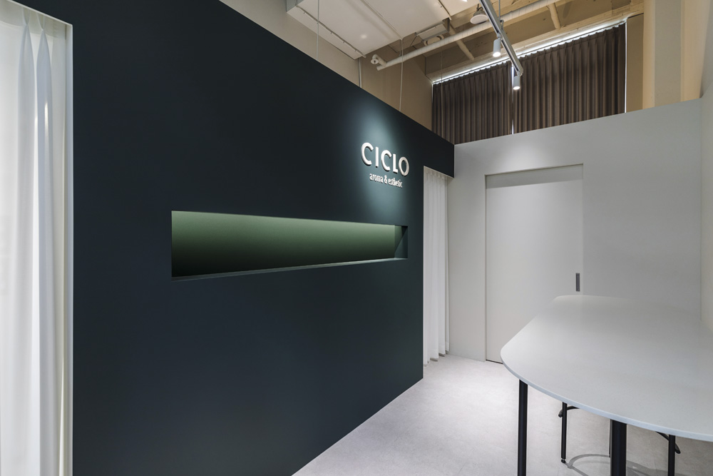 时尚高级的 10 坪美妆店设计-3