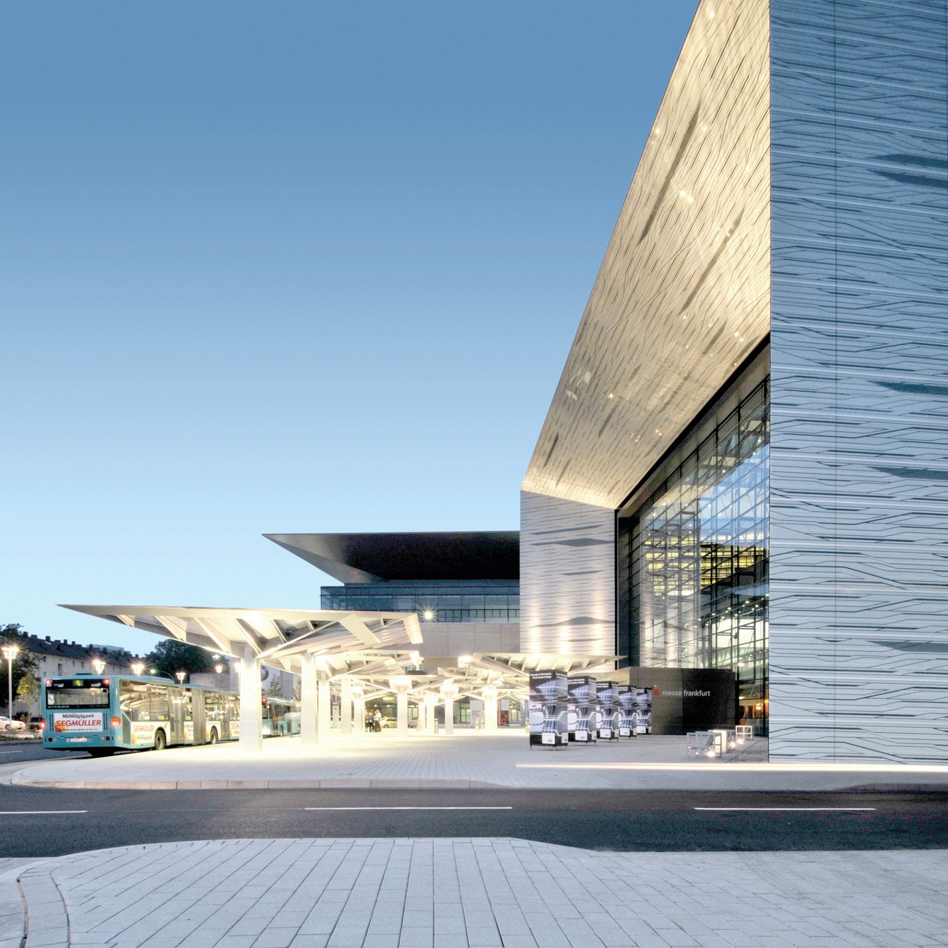 Messehalle 11 und Portalhaus FFM Messeneubauten-2