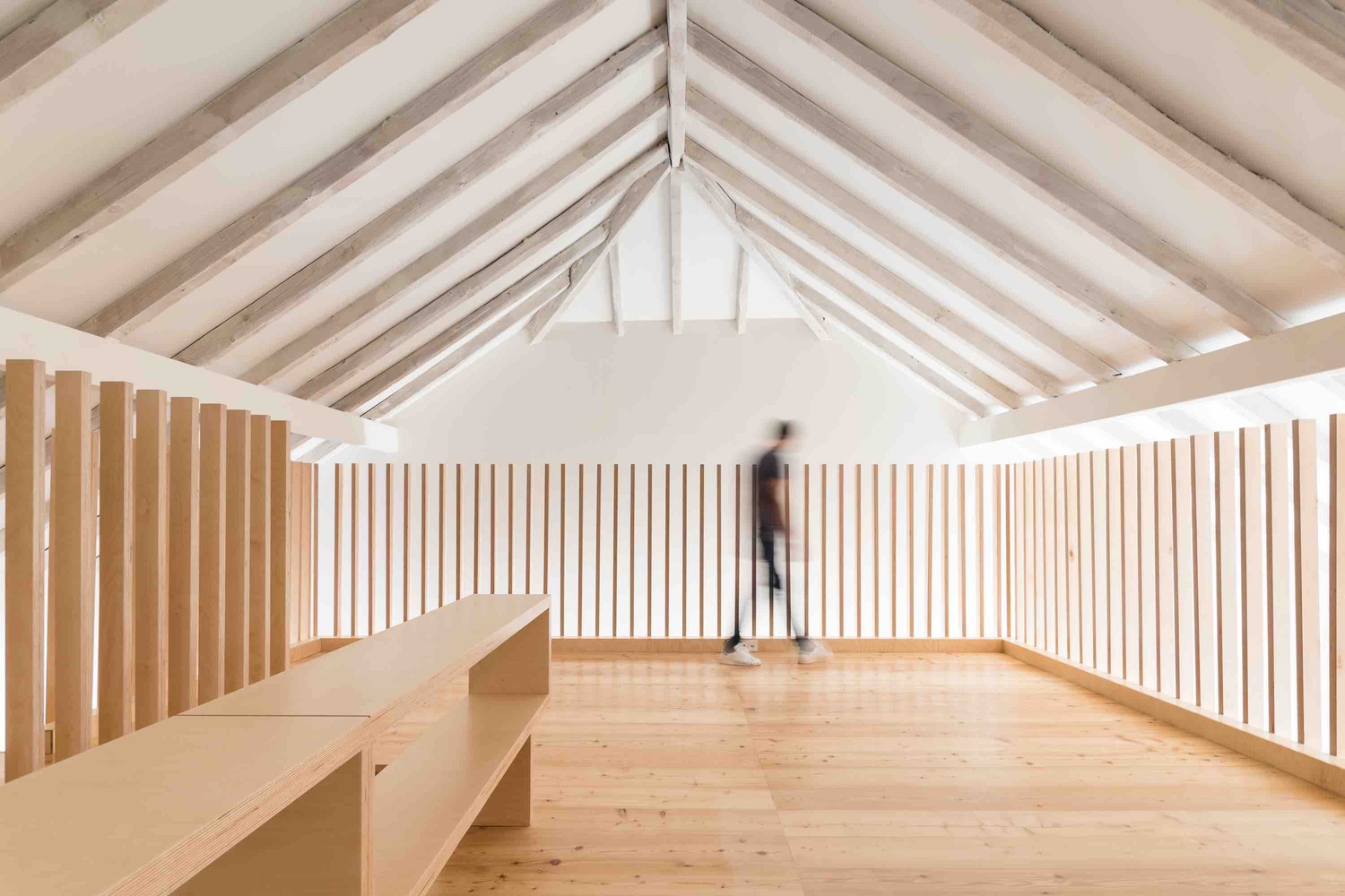 葡萄牙特拉法里亚度假屋 | 木质分隔打造舒适私密空间-28