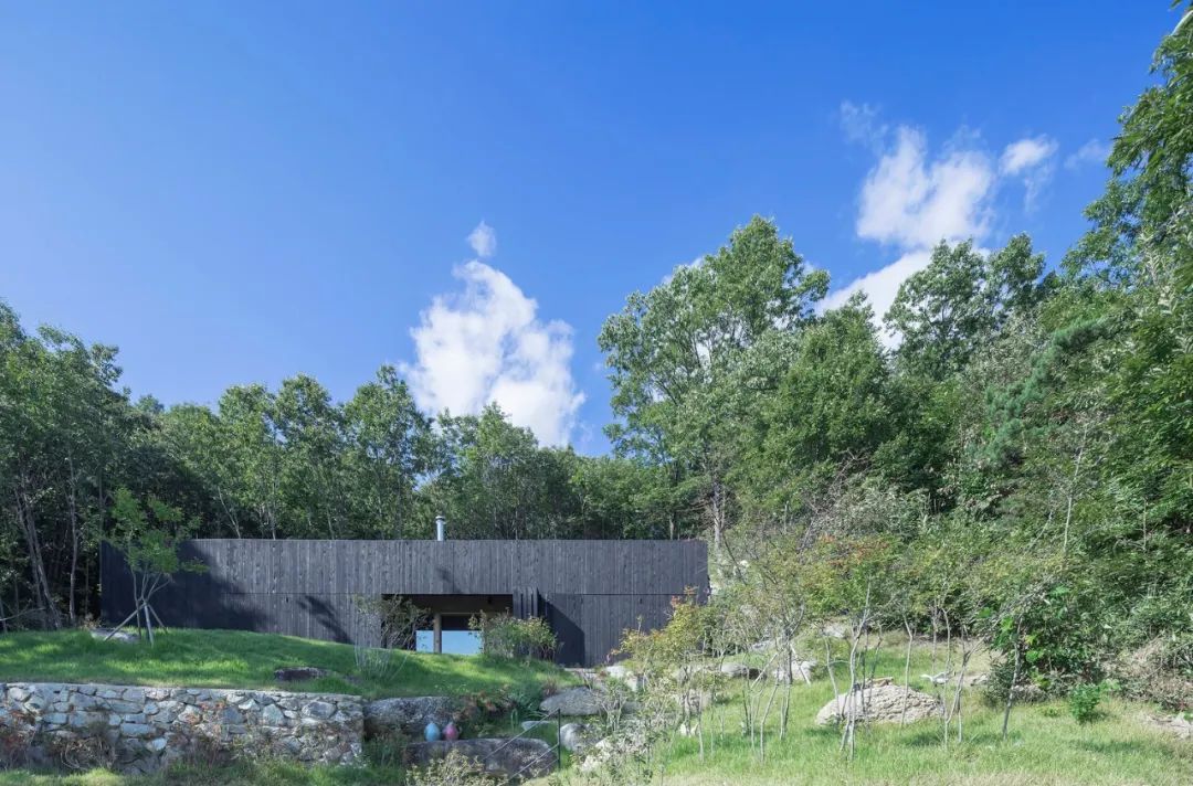 首尔以东的倾斜屋顶乡村住宅-28